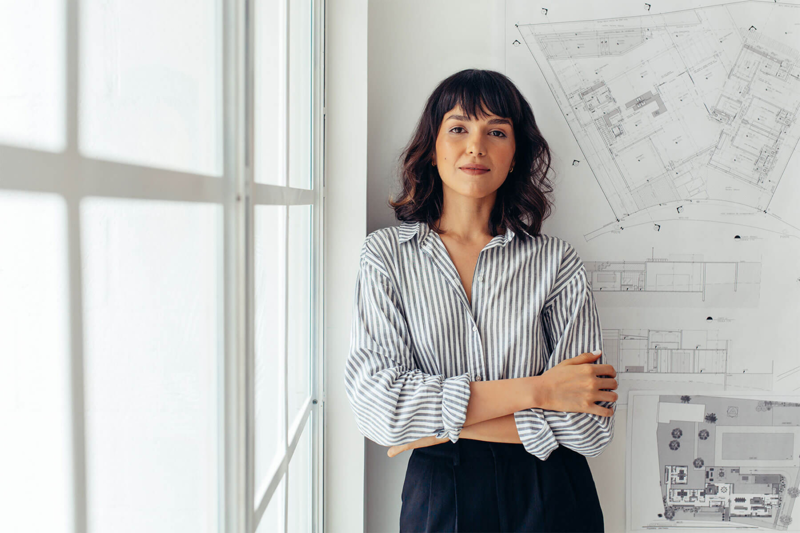 Femme Devant Plans Construction Bureau