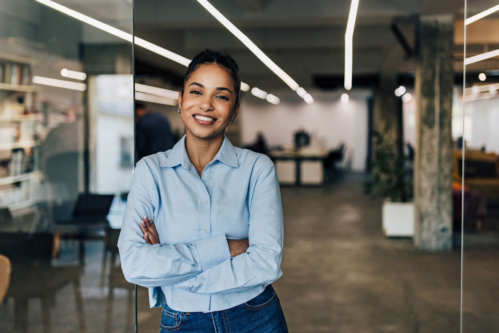 Femme Souriante Bras Croisés Bureau