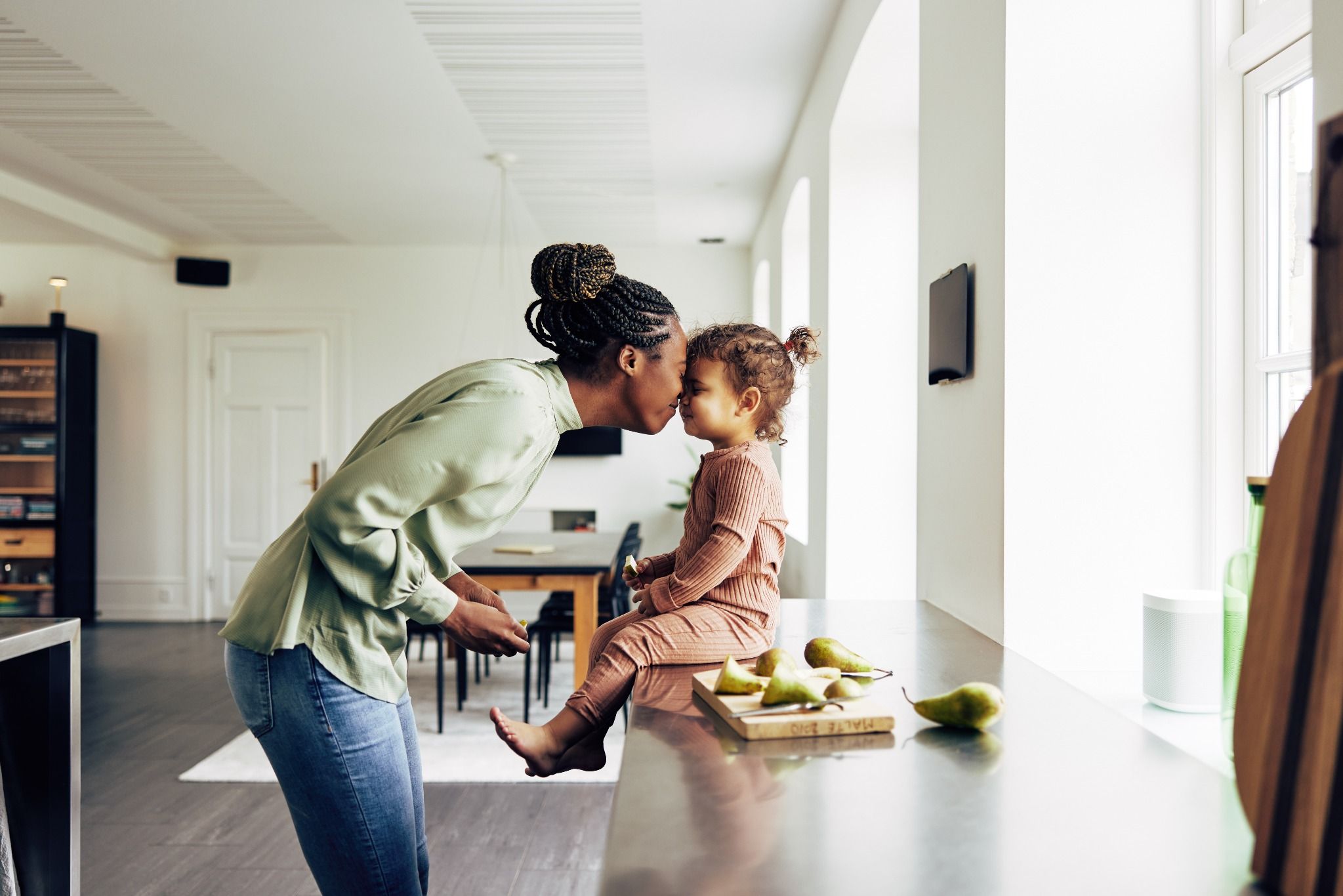 enfant et maman jouent dans la cuisine