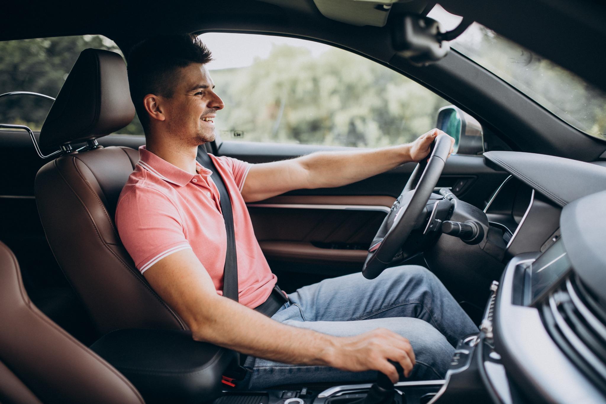 Homme au volant de voiture souriant