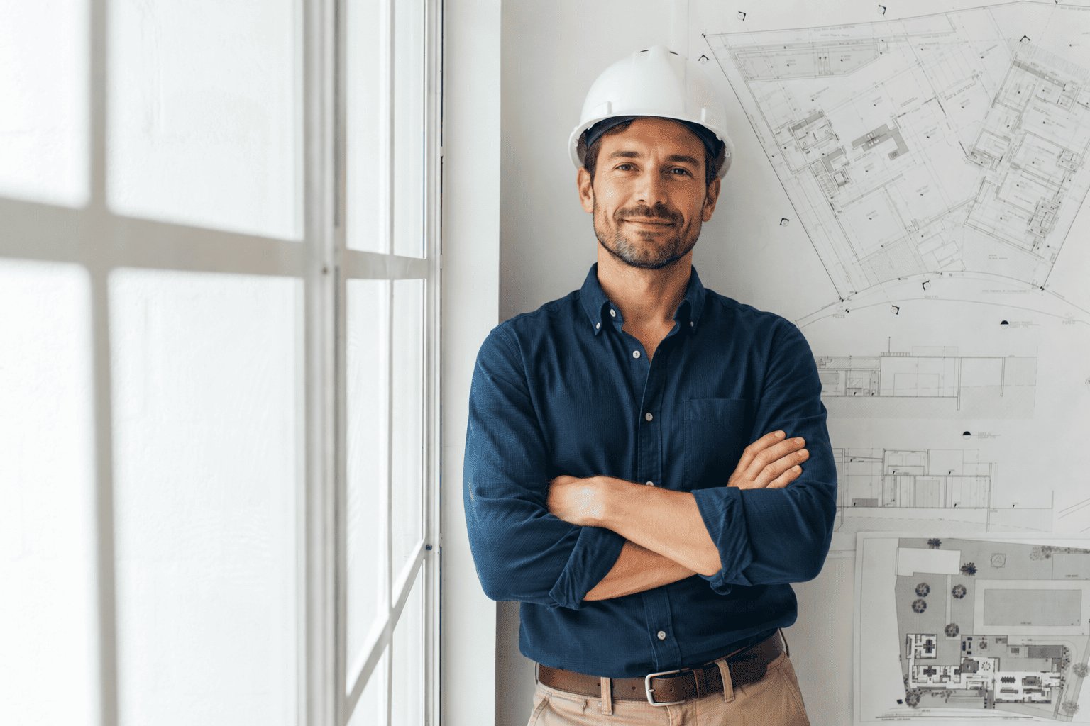 Entrepreneur avec bras croisés confiant