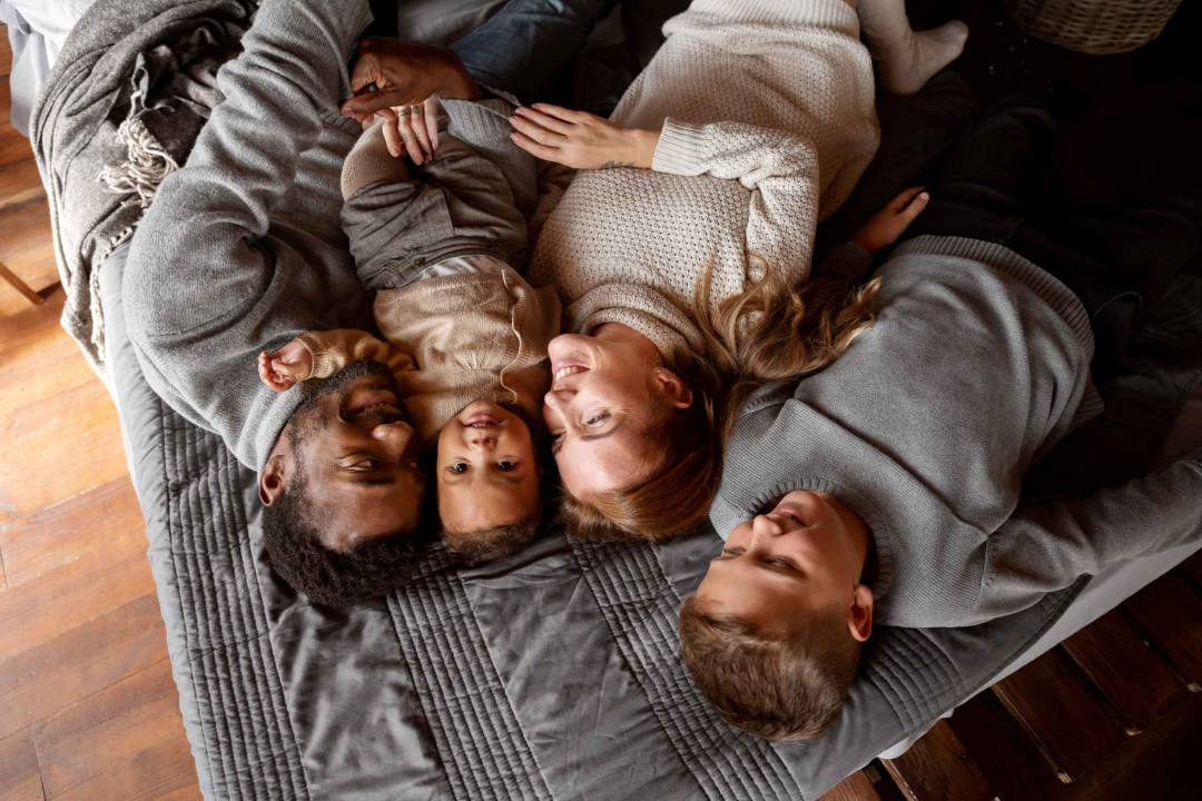 Famille souriante vue du dessus