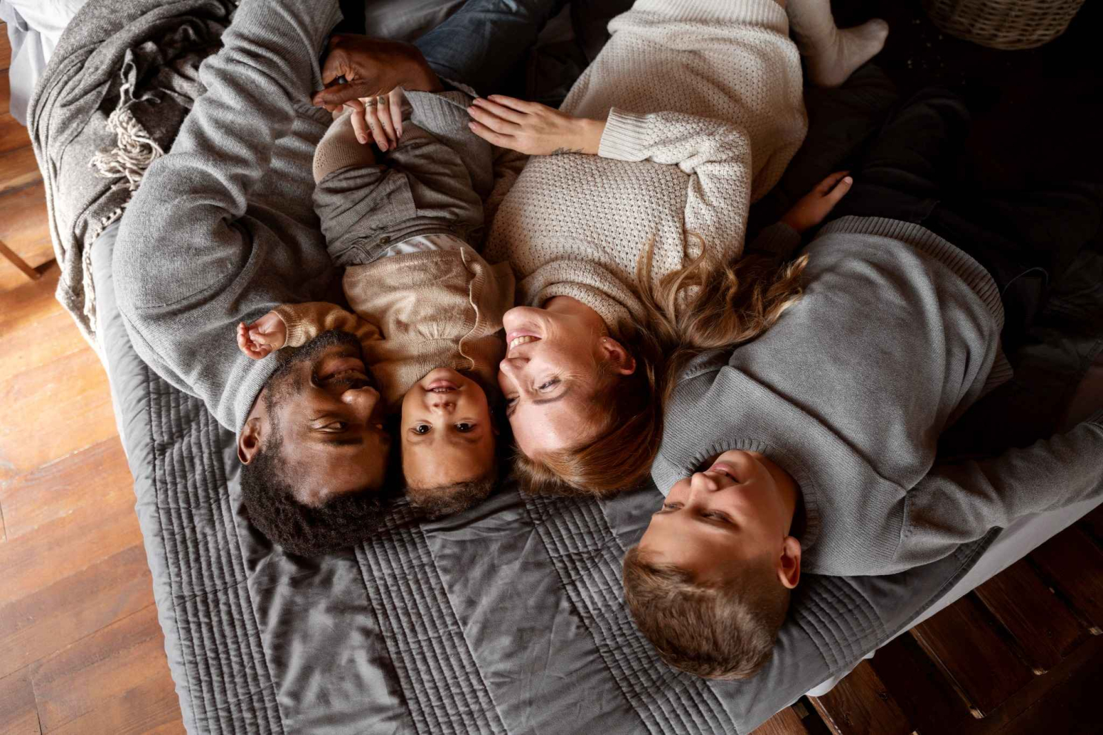 Famille souriante vue du dessus